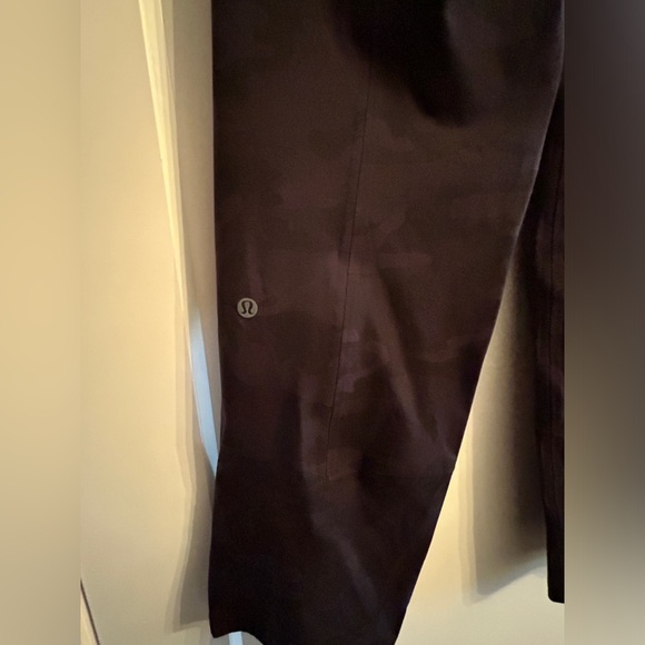 Lululemon Break a Trail pant in Camo Multi Grey
Size 4
excellent condition! - Picture 6 of 8